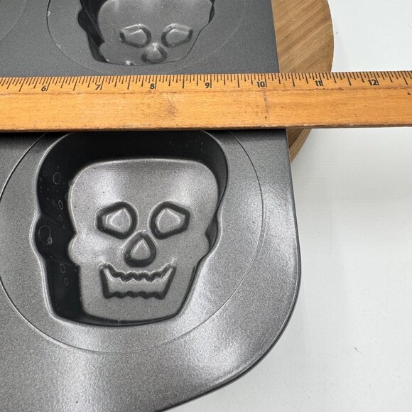SKULL MINI CAKE PAN 6 Cupcakes Heads Halloween Mold Skeleton Non-Stick Wilton 3D - Picture 8 of 9